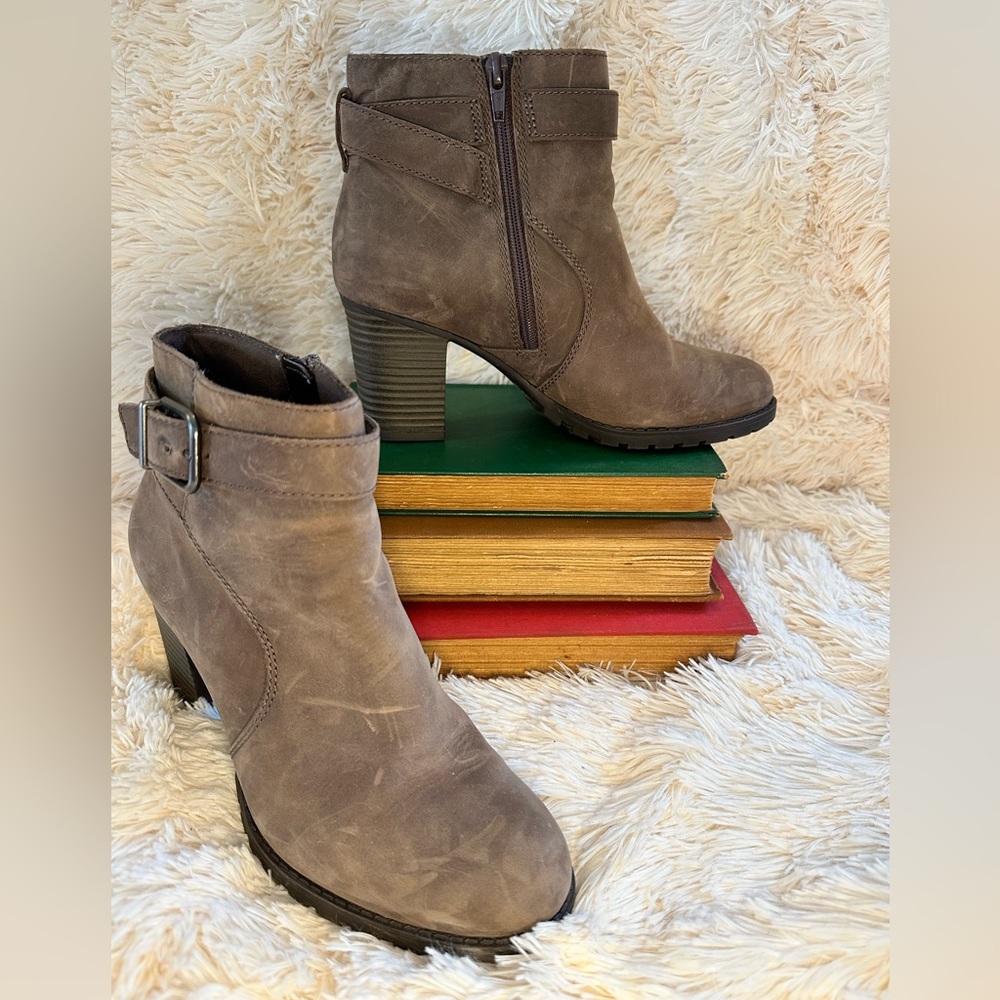 Women’s Clarks Ankle Boots size 7.5 worn once